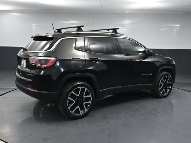 Used 2017 Jeep Compass Limited w/ Navigation Group AWD/4WD image 3