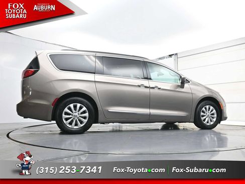 Used 2017 Chrysler Pacifica Touring-L FWD image 21