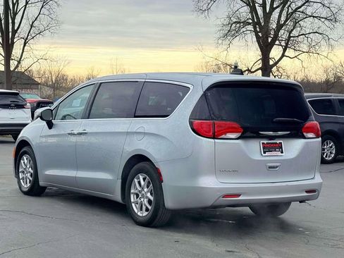 Used 2023 Chrysler Voyager LX FWD image 7