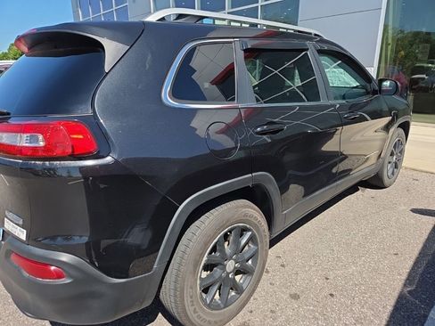 Used 2015 Jeep Cherokee Latitude w/ Cold Weather Group AWD/4WD image 3