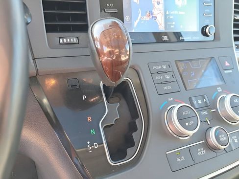 Used 2018 Toyota Sienna Limited Premium w/ Carpet Mat Package image 26