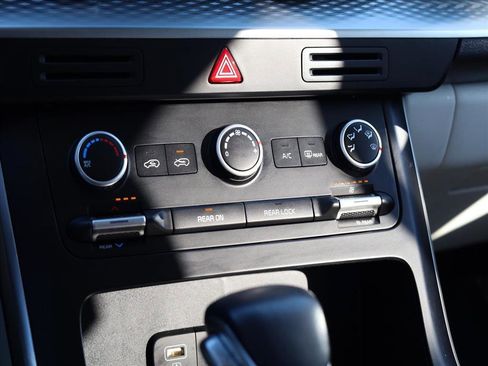 Used 2023 Kia Carnival LX image 17