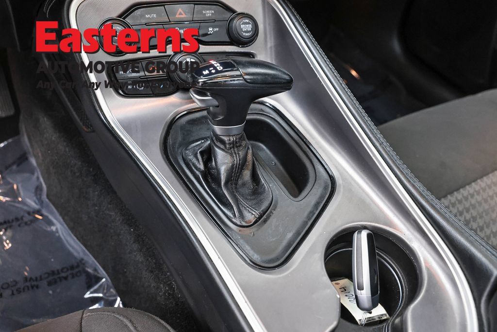 Used 2022 Dodge Challenger SXT w/ Driver Convenience Group RWD image 13