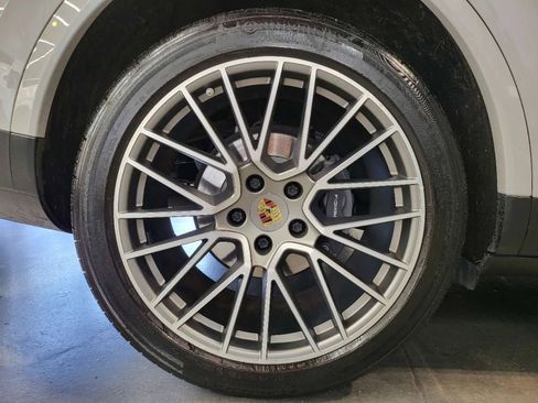 Used 2023 Porsche Cayenne Platinum Edition image 36