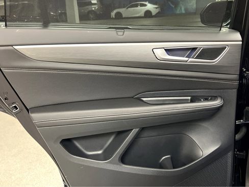 Used 2025 Volkswagen Atlas Cross Sport SE w/ Black Wheel Package image 17