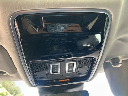 Used 2018 Land Rover Range Rover Velar S AWD/4WD image 16