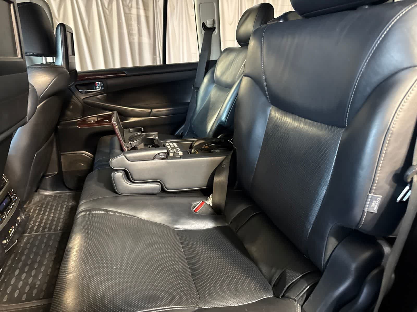 Used 2013 Lexus LX 570 4WD w/ Luxury Pkg w/Pre-crash image 15