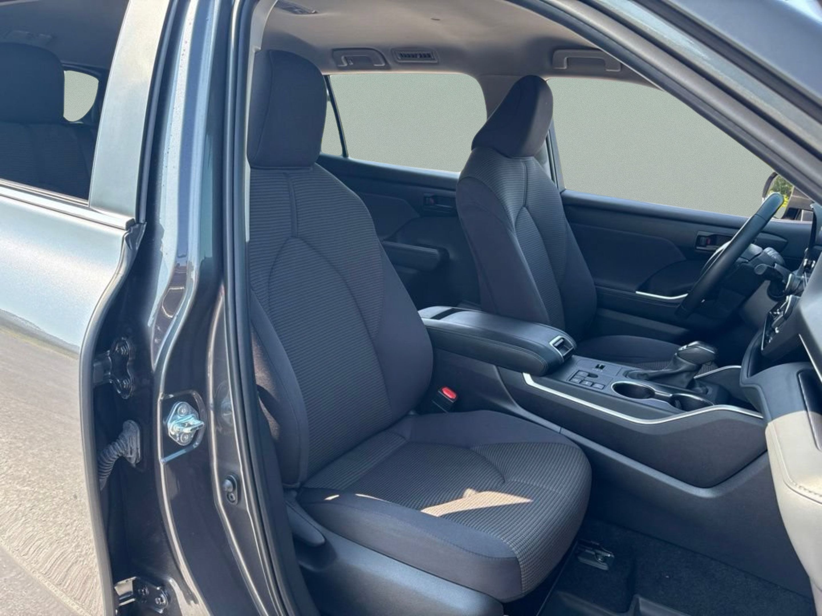 Used 2025 Toyota Highlander LE FWD image 22