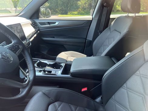 Used 2024 Volkswagen Atlas Cross Sport SE FWD image 7