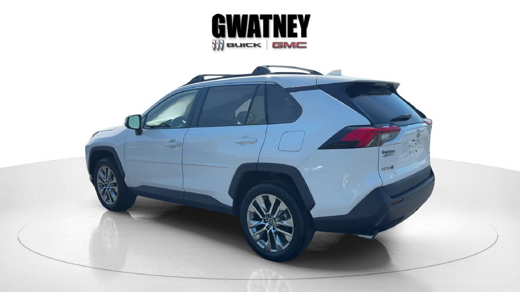 Used 2020 Toyota RAV4 XLE Premium FWD image 5