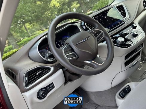 Used 2021 Chrysler Pacifica Touring image 4