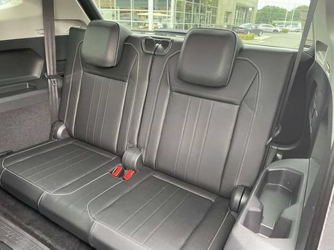 Used 2023 Volkswagen Tiguan SE FWD image 11