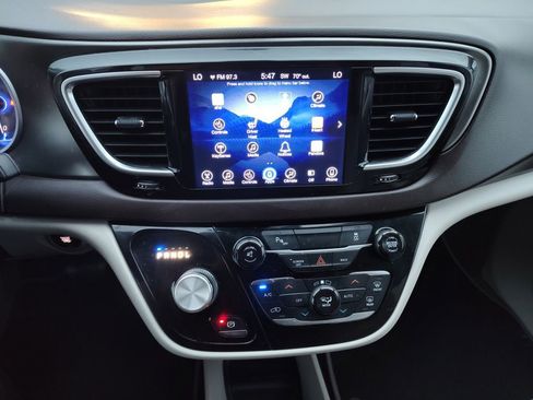 Used 2017 Chrysler Pacifica Touring-L Plus w/ Tire & Wheel Group image 8