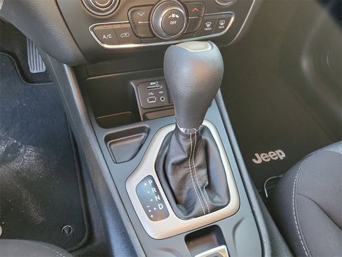 Used 2018 Jeep Cherokee Latitude w/ Mobile Office Group image 24