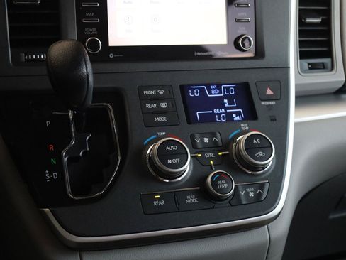 Used 2020 Toyota Sienna LE FWD image 38