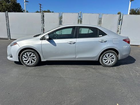 Used 2018 Toyota Corolla LE FWD image 2