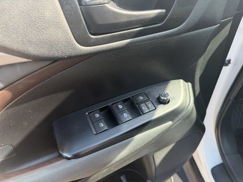 Used 2019 Toyota Highlander LE FWD image 10