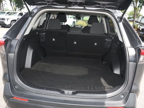 Used 2021 Toyota RAV4 LE AWD/4WD image 16