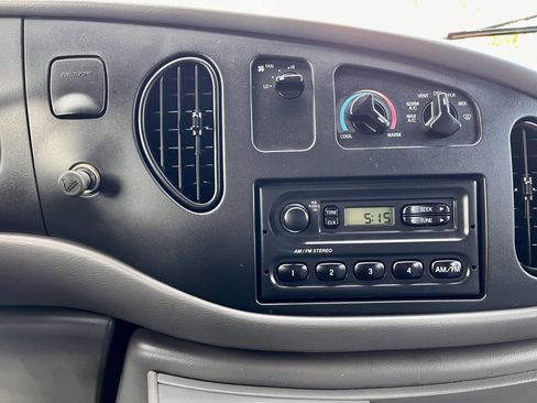 Used 1999 Ford E-150 and Econoline 150 Wagon image 12