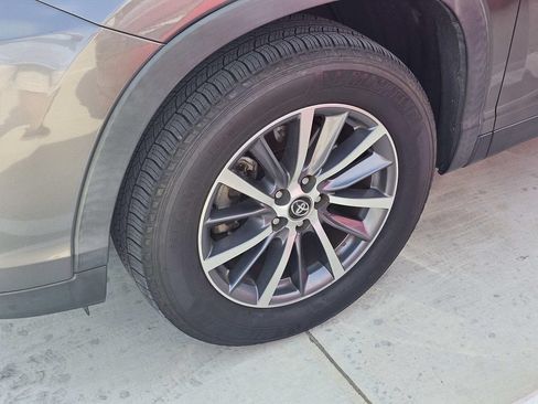 Used 2019 Toyota Highlander XLE FWD image 11