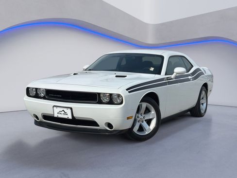 Used 2012 Dodge Challenger SXT image 2