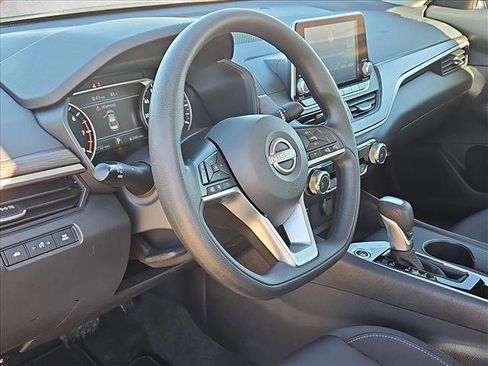 Used 2025 Nissan Altima 2.5 SV image 10