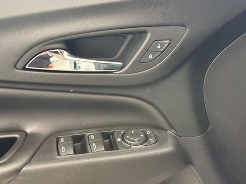 Used 2021 Chevrolet Equinox Premier FWD image 17