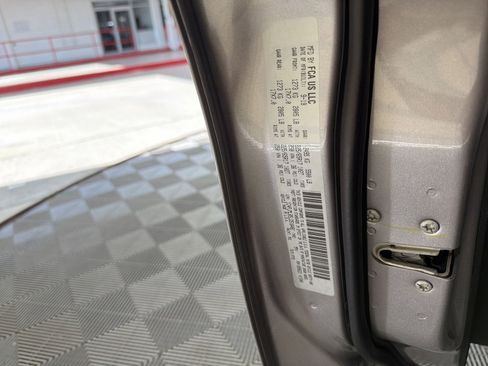 Used 2020 Jeep Cherokee Latitude Plus w/ Comfort/Convenience Group image 28