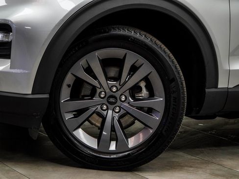 Used 2022 Ford Explorer XLT w/ Equipment Group 202A image 3