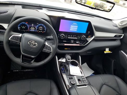 New 2026 Toyota Highlander Platinum AWD/4WD image 10