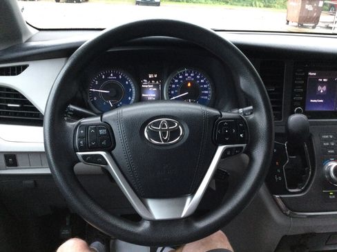 Used 2018 Toyota Sienna LE FWD image 17