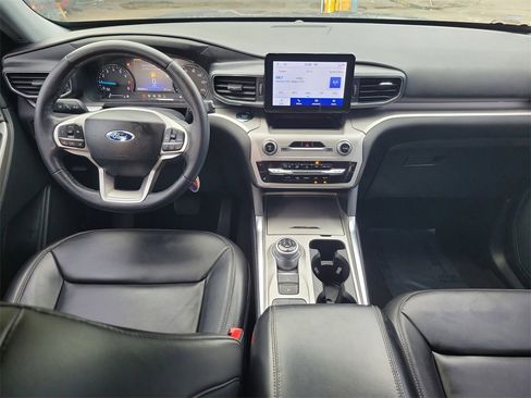 Used 2022 Ford Explorer XLT w/ Equipment Group 202A image 7