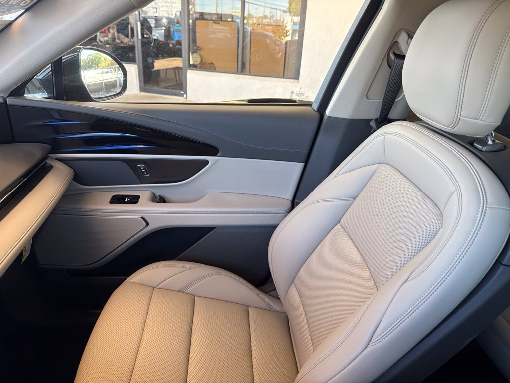 Used 2025 Lincoln Nautilus Premier AWD/4WD image 24