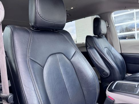 Used 2022 Chrysler Pacifica Touring-L image 15