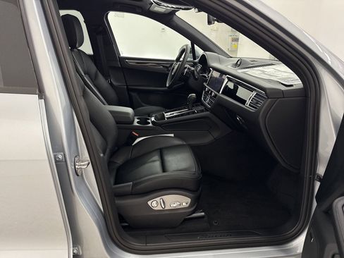 Used 2025 Porsche Macan AWD/4WD image 38
