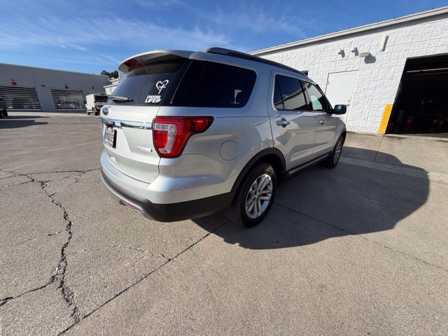 Used 2016 Ford Explorer XLT FWD image 7