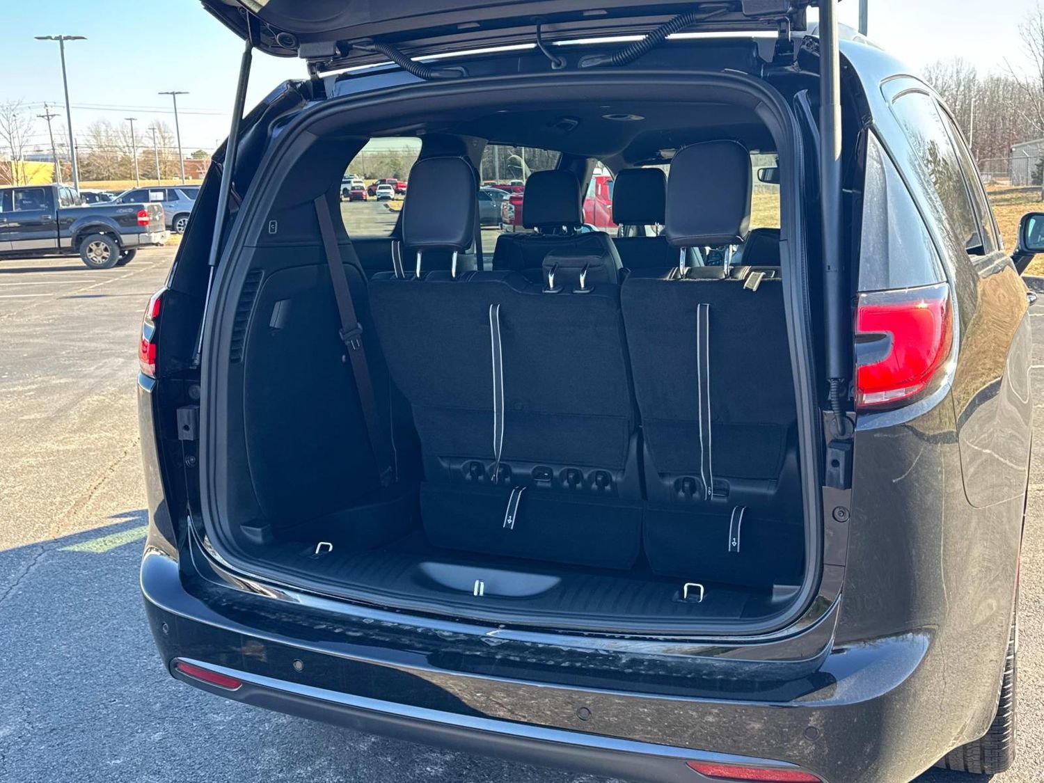 New 2026 Chrysler Pacifica Select w/ S Appearance Package FWD image 16