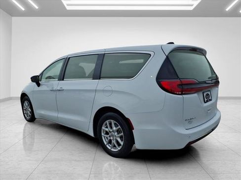 Used 2024 Chrysler Pacifica Touring-L FWD image 8