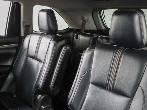 Used 2018 Toyota Highlander SE image 24