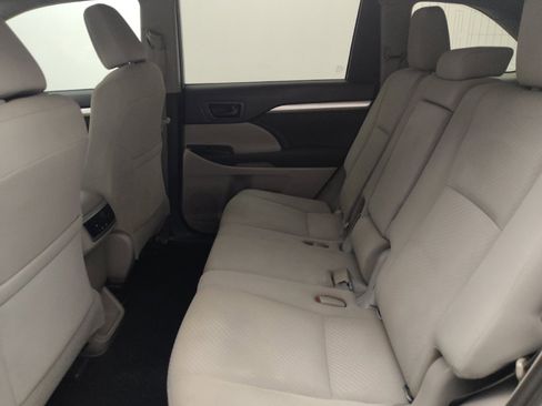 Used 2019 Toyota Highlander LE AWD/4WD image 18