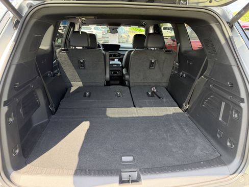 Used 2025 Buick Enclave Preferred AWD/4WD image 11