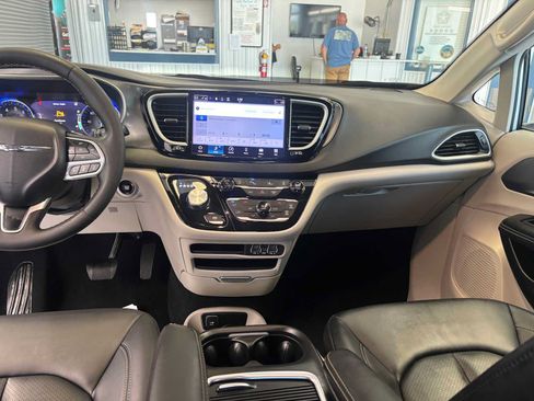 Used 2024 Chrysler Pacifica Touring-L FWD image 10