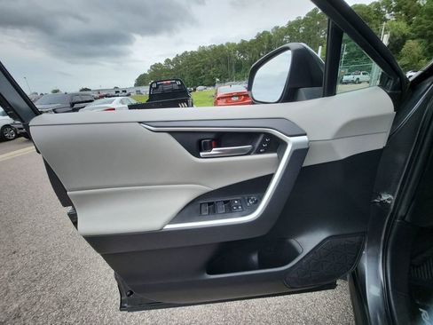 Used 2021 Toyota RAV4 XLE Premium image 27