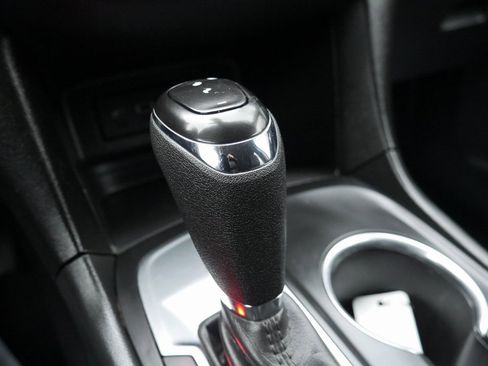 Used 2020 Chevrolet Equinox LT image 18