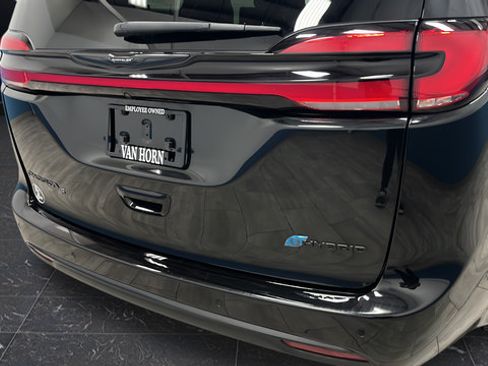 Used 2023 Chrysler Pacifica Limited w/ Uconnect Theater Family Group FWD image 42