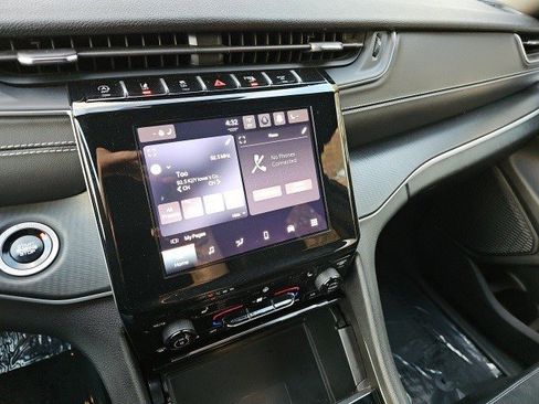 Used 2024 Jeep Grand Cherokee Altitude image 24