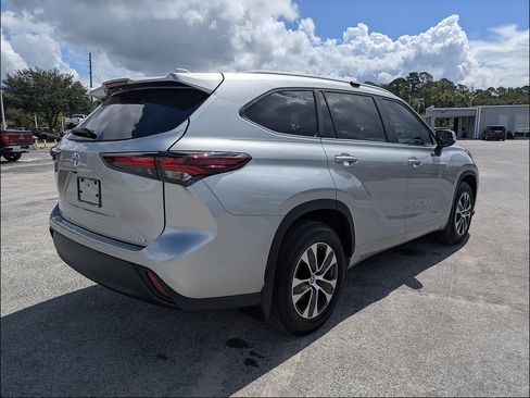 Used 2024 Toyota Highlander XLE FWD image 5