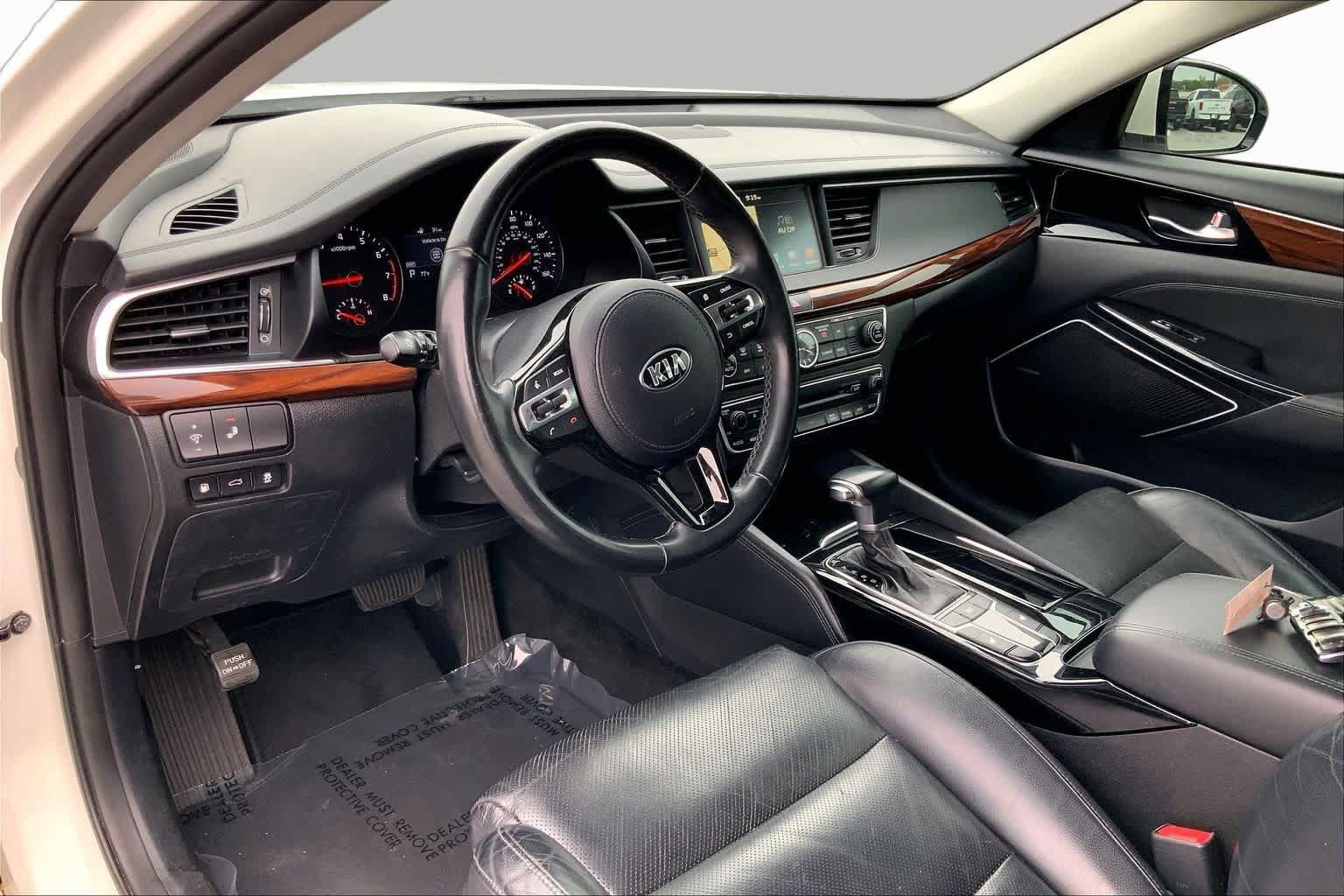 Used 2017 Kia Cadenza Premium w/ Luxury Package FWD image 16