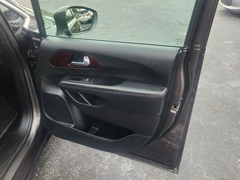 Used 2019 Chrysler Pacifica Touring-L FWD image 14