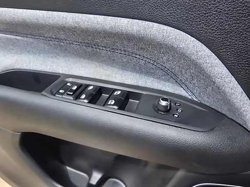 Used 2025 Jeep Compass Latitude w/ Sun & Sound Group AWD/4WD image 19